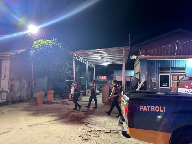 
					Patroli Samapta Polres Sukamara Jaga Keamanan di Kantor PLN