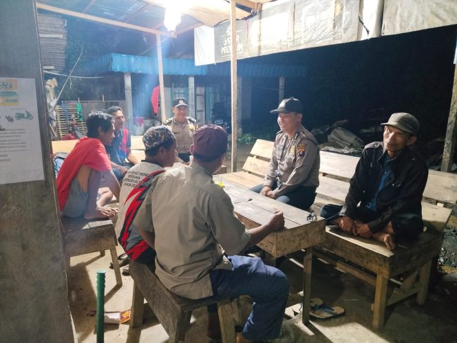 
					ANGGOTA POLSEK PULAU PETAK LAKSANAKAN PATROLI MALAM, GUNA MEWUJUDKAN KAMTIBMAS KONDUSIF DI WILAYAH KECAMATAN PULAU PETAK