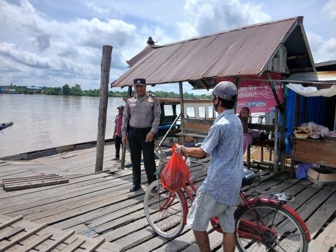 
					PASTIKAN KAMTIBMAS KONDUSIF, PERSONEL POLSEK PULAU PETAK LAKSANAKAN PATROLI DIALOGIS DERMAGA PELABUHAN PENYEBERANGAN DESA SEI TATAS HILIR