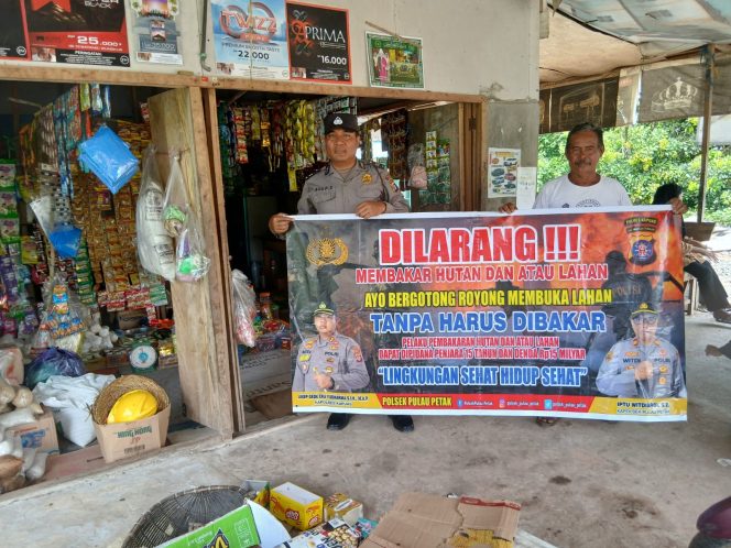 
					DALAM UPAYA PENCEGAHAN KEBARAN HUTAN DAN LAHAN, PERSONEL POLSEK PULAU PETAK SOSIALISASIKAN SANKSI PIDANA PELAKU KARHUTLA KE MASYARAKAT KECAMATAN PULAU PETAK