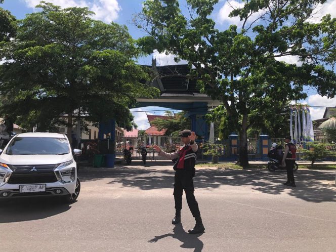 
					Pengaturan lalin Sat Samapta jaga kelancaran di Jl. Tjilik Riwut