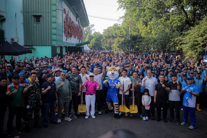 
					Ratusan Warga Ikuti Aksi Bebersih Stadion Siliwangi, Wujud Syukur dan Kepedulian Lingkungan