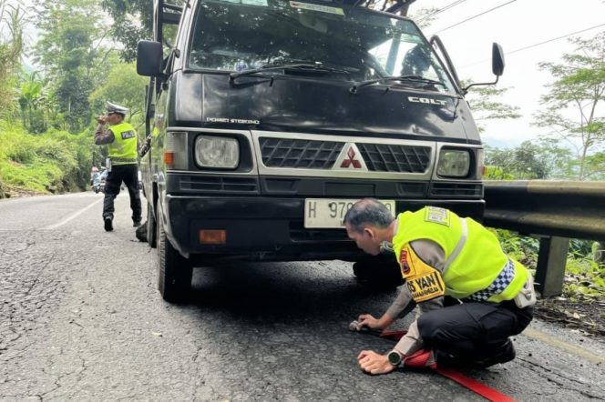 
					Personel Ops Lilin Candi 2025 Polres Purbalingga Evakuasi Mobil Mogok di Karangreja