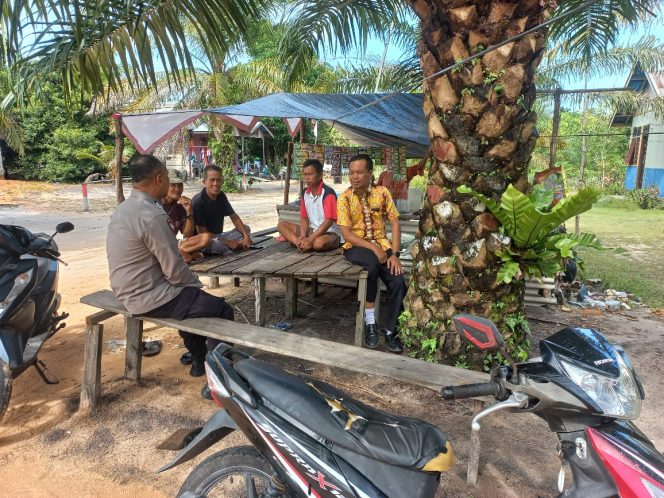 
					Jumat Curhat Bhabinkamtibmas di Desa Sungai Bakau Tingkatkan Sinergitas Dengan Warga situasi aman kondusif