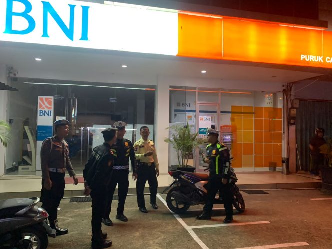 
					Patroli Malam Hari, Piket UKL Polres Murung Raya Sambangi Bank BNI Puruk Cahu