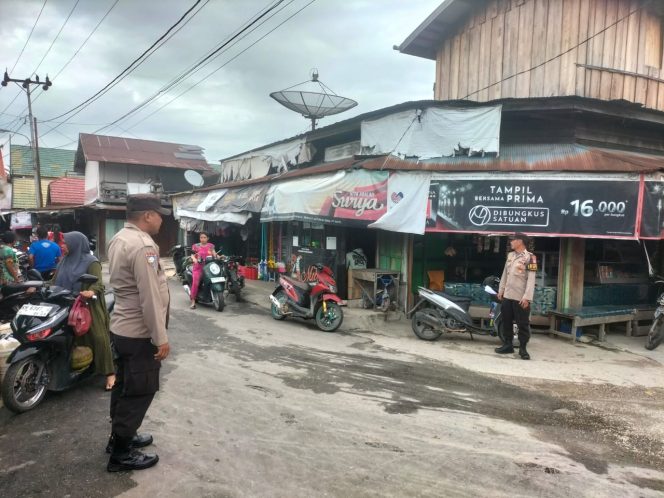 
					Piket polsek Kapuas Tengah rutin Patroli ke pasar harian Pujon desa Pujon.