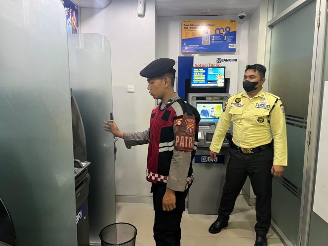 
					PATROLI PRESISI SATSAMAPTA POLRES KAPUAS MELAKSANAKAN GIAT PATROLI KE BEBERAPA TEMPAT SEPERTI DI JL.A YANI DI KAB.KAPUAS.