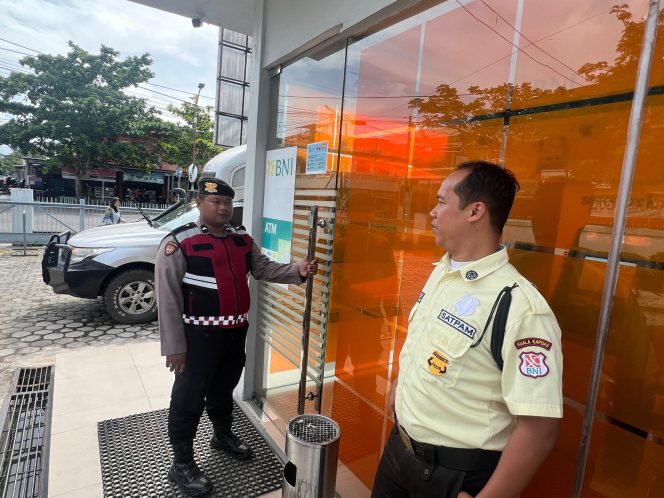 
					PATROLI PRESISI SATSAMAPTA POLRES KAPUAS MELAKSANAKAN GIAT PATROLI KE BEBERAPA TEMPAT SEPERTI DI JL.A YANI DI KAB.KAPUAS.