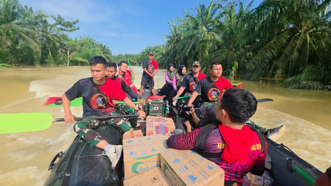 
					Hari Ke -8 Pasca Banjir, Marinir TNI AL Selamatkan Bayi Hingga Lansia Yang Terjebak