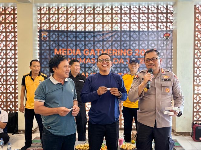 
					Perkuat Sinergi dengan Wartawan, Bidhumas Polda Jateng Gelar Media Gathering