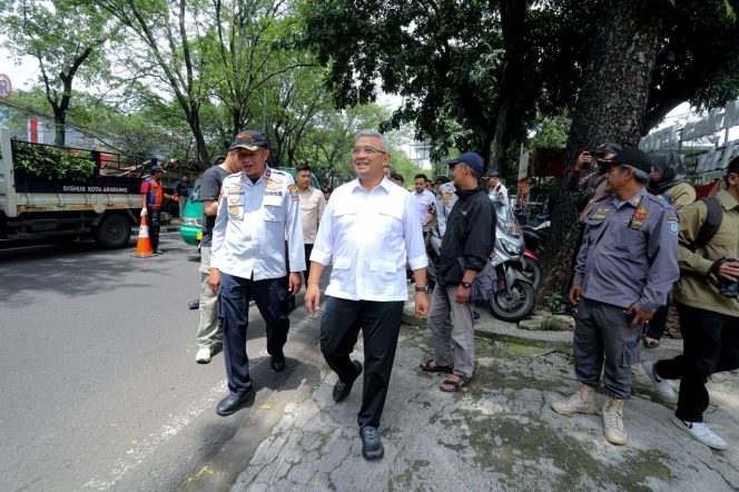 
					Pemkot Bandung Pangkas Sejumlah Pohon di Supratman–Riau Demi Mitigasi dan Terangi Jalan