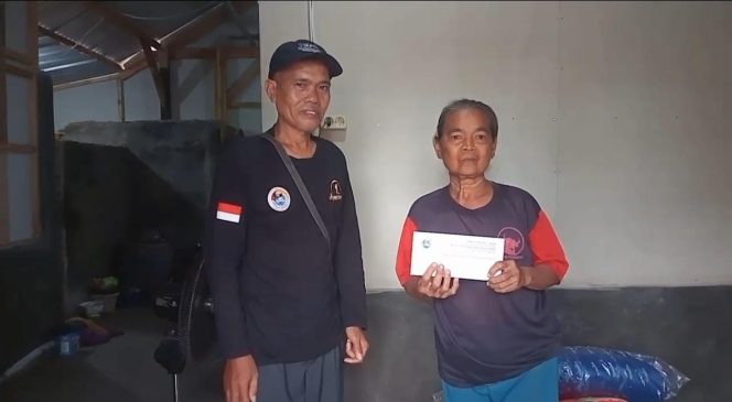 
					Santunan dari DPD IWOI Majalengka Tiba di Tangan Pak Kasum Warga Entuk Desa Beusi Ligung Majalengka