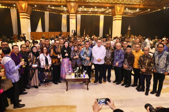 
					Kemnaker Anugerahkan ‘Naker Inspirational Leadership Award 2025’, Wujud Pengakuan Komitmen Keadilan & Produktivitas Kerja