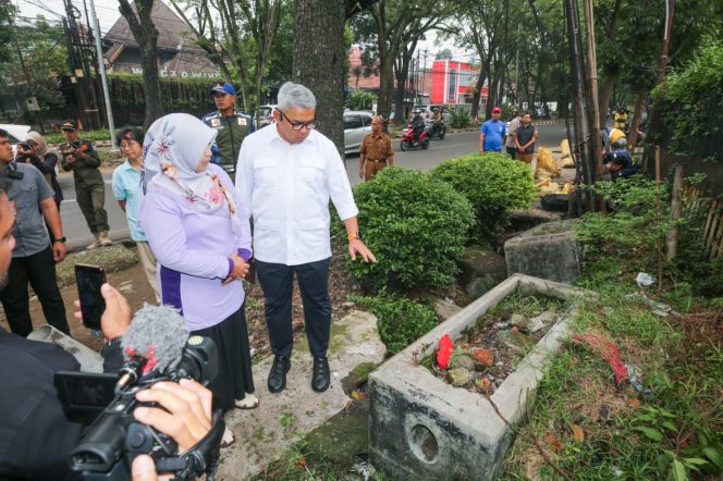 
					Jaga Aliran Air Lancar, Pemkot dan Warga Bersihkan Coran STO di Jalan Supratman 