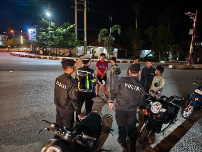 
					Cegah Balap Liar, Patroli Polres Murung Raya Sambangi Pemuda Di Komplek Perkantoran