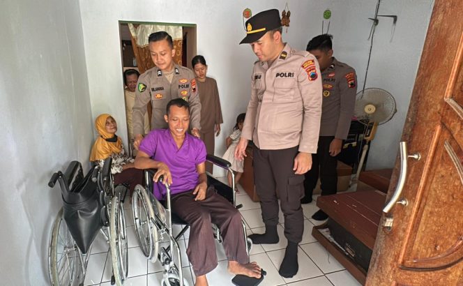 
					Seksi Dokkes Polres Purbalingga Serahkan Bantuan Kursi Roda