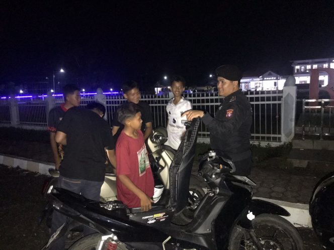 
					Cegah Balap Liar, Patroli Polres Murung Raya Sambangi Tongkrongan Pemuda Di Komplek Perkantoran