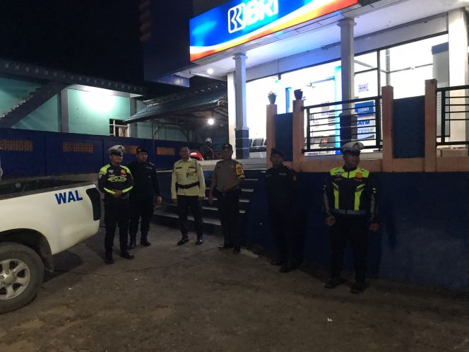 
					Patroli Malam Hari, Piket Fungsi Polres Murung Raya Sambangi Bank BRI Puruk Cahu