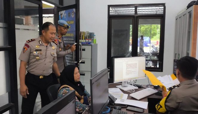 
					Wujudkan Pelayanan Publik Maksimal, Wakapolres Murung Raya Cek Layanan 110 di SPKT