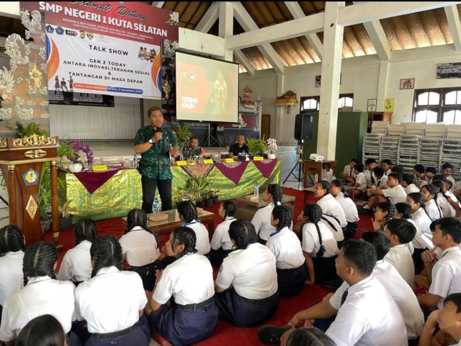 
					Program Jumat Curhat, Ditnarkoba Polda Bali memberikan Arahan Pencegahan dan Penegakan hukum dampak bahaya Narkoba di Wilayah Polda Bali