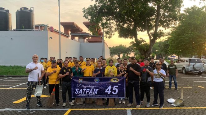 
					Peringati HUT Satpam ke-45, Polda Bali dan DPD APSI Bali Gelar Aksi Bersih Pantai