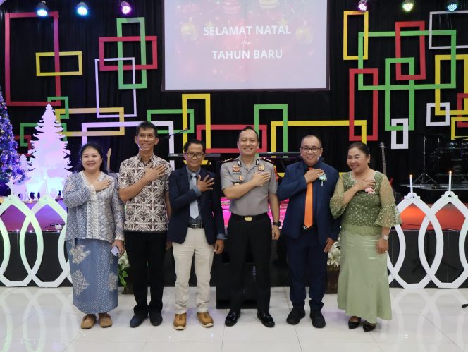 
					Kapolres Barsel Hadiri Ibadah Dan Perayaan Natal Di Gereja Pantekosta Bethany Buntok