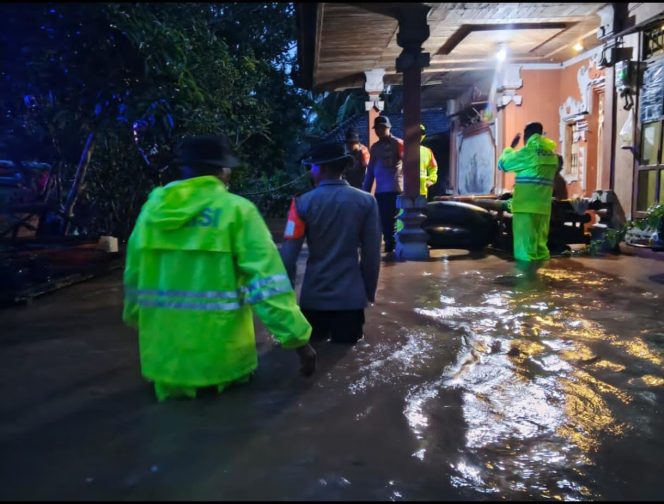 
					Sat Brimobda Bali Evakuasi Warga Terdampak Banjir Di Desa Melaya Jembrana