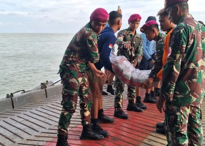 
					Pen Pasmar 1. Sigap Tanggap Bencana, Prajurit Yonranratfib 1 Marinir Tergabung Satgas PRCPB Salurkan Bantuan di Sumatera Barat