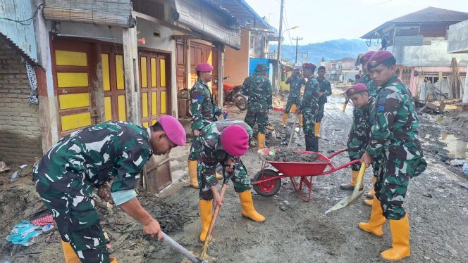 
					Marinir Terus Bersihkan Jalan, Pemukiman, Pasar dan Jembatan di Tapanuli Selata
