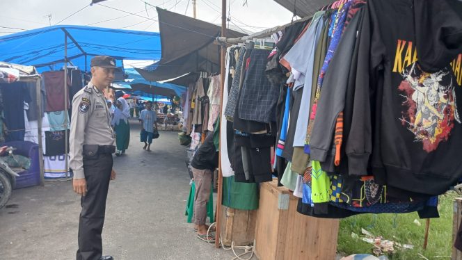 
					WUJUDKAN KEAMANAN DI TENGAH MASYARAKAT PERSONEL POLSEK PULAU PETAK PATROLI PASAR MINGGUAN