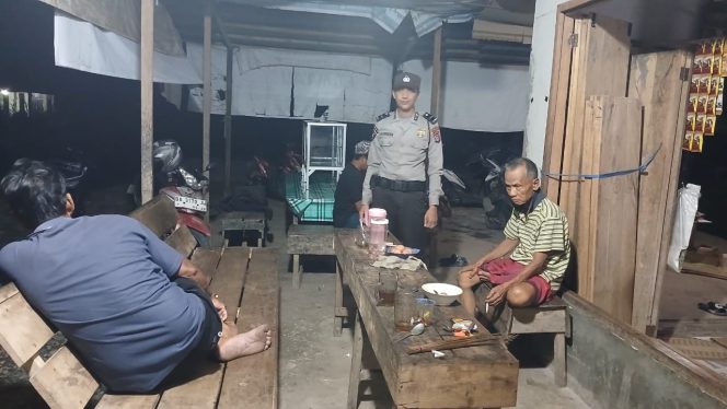 
					ANGGOTA POLSEK PULAU PETAK LAKSANAKAN PATROLI MALAM, GUNA MEWUJUDKAN KAMTIBMAS KONDUSIF DI WILAYAH KECAMATAN PULAU PETAK