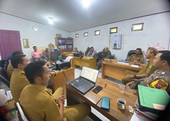 
					Bhabinkamtibmas Desa Sungai Pasir, Brigpol Roy Armando Milala, Laksanakan Sosialisasi Kamtibmas dan Bahaya Narkoba di Kantor Desa Sei Pasir