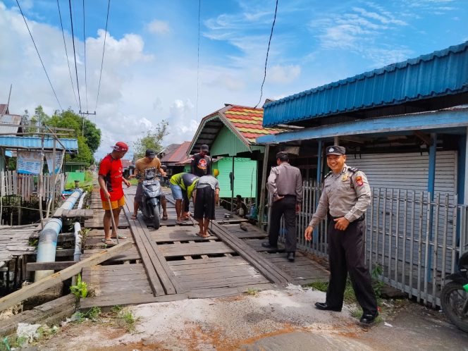 
					PERSONIL POLSEK PULAU PETAK LAKSANAKAN PATROLI DIALOGIS KE DESA-DESA WILAYAH KECAMATAN PULAU PETAK