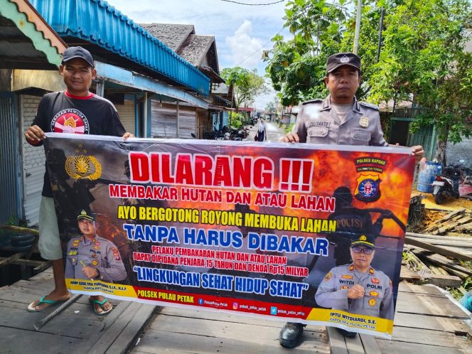 
					DALAM UPAYA PENCEGAHAN KEBARAN HUTAN DAN LAHAN, PERSONEL POLSEK PULAU PETAK SOSIALISASIKAN SANKSI PIDANA PELAKU KARHUTLA KE MASYARAKAT KECAMATAN PULAU PETAK