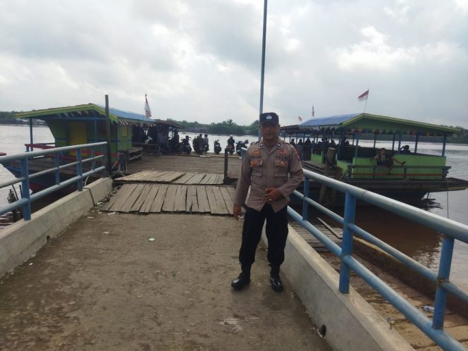
					Polsek Kapuas Barat Laksanakan Patroli di Pelabuhan Feri Penyeberangan Desa Saka Mangkahai