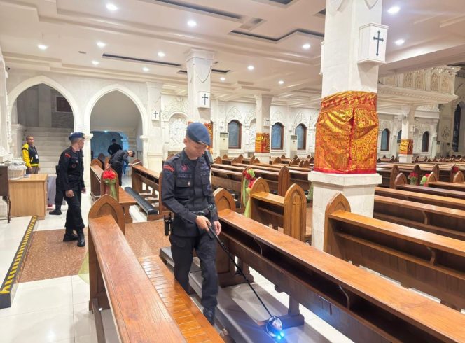 
					Jamin Keamanan Ibadah Natal, Brimob Polda Bali Sterilisasi Gereja Santa Maria Ratu
