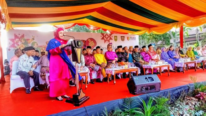 
					Bersatu dalam Gerak Zapin, Ribuan Perempuan Melayu Riau Tunjukkan Martabat Budaya