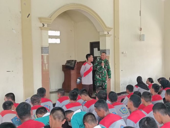 
					Bangun Karakter Siswa, Perwira Sandi Kodim 1015/Sampit Berikan Materi Wasbang Di SMKN 1 Sampit