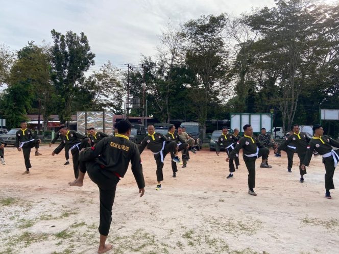 
					Tingkatkan Kemampuan dan Ketangkasan Prajurit, Kodim 1015/Sampit Gelar Latihan Pencak Silat Militer