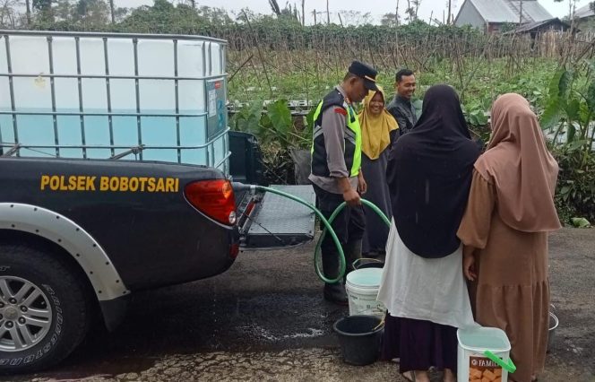 
					Polres Purbalingga Kerahkan Seluruh Mobil Dinas Polsek untuk Salurkan Air Bersih ke Lokasi Bencana