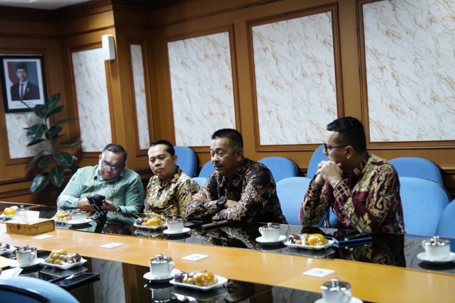 
					Bupati Labusel Bersilaturahmi Dengan Kementerian Kehutanan RI