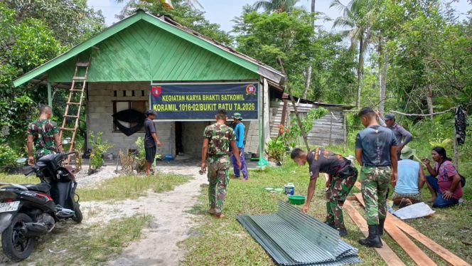 
					Wujud Kepedulian, Babinsa Kodim 1016/Palangka Raya Bantu Warga Rehab Rumah