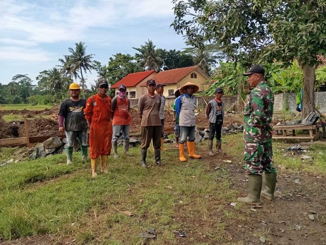
					Sinergi Membangun Desa, Anggota Babinsa Koramil Kesugihan Kawal Pembangunan Gedung Koperasi Merah Putih di Selarang