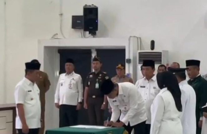 
					63 Pejabat Di Karawang Dirotasi