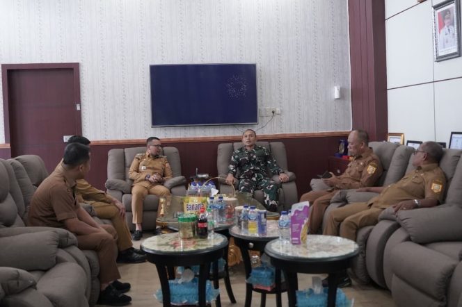 
					Bupati Fery Sahputra Menerima  kedatangan  Dandim 0209/Labuhanbatu, Perkuat Sinergi untuk Stabilitas dan Pembangunan Daerah