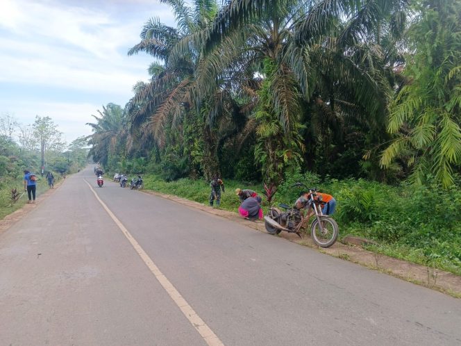 
					Peduli Lingkungan, Babinsa Koramil 1015-07/Parenggean Bersama Warga Gotong Royong