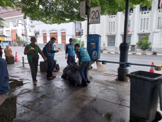 
					Tuntas Sebelum Subuh, 95 Meter Kubik Sampah Malam Tahun Baru Terangkut