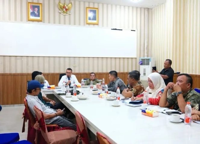 
					Bupati Labusel Terima Audiensi Komisi  Pemilihan  Umum Labusel.