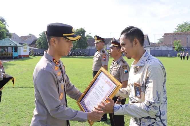 
					Kapolres Madiun Berikan Penghargaan kepada Pimpinan Bulog atas Dukungan Program Ketahanan Pangan