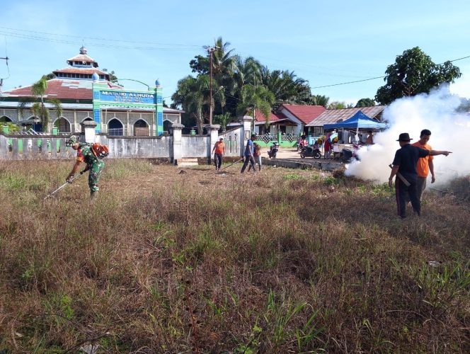 
					Peduli Lingkungan, Babinsa Koramil 1015-12/Seruyan Tengah Bersama Warga Gotong Royong